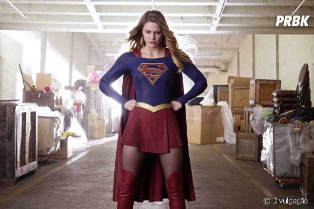 O tradicional e incrível uniforme de Supergirl!