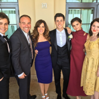 Selena Gomez e elenco de "Feiticeiros de Waverly Place" se reencontram em casamento e fãs comemoram