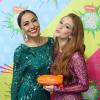 Sabrina Sato posa ao lado da vencedora da categoria Gata do Ano Marina Ruy Barbosa, no "Meus Prêmios Nick 2013"