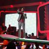 Quem comandou o "Meus Prêmios Nick 2013" foi o cantor Lucas Silveira, que chegou em um skate gigante