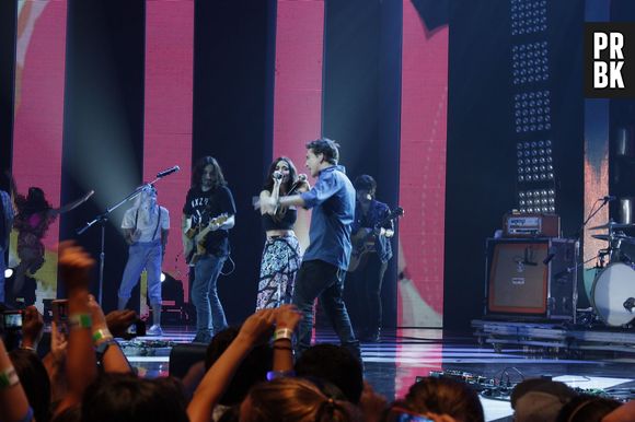Logo no início já teve um grande show de NX Zero com Manu Gavassi, no "Meus Prêmios Nick 2013"