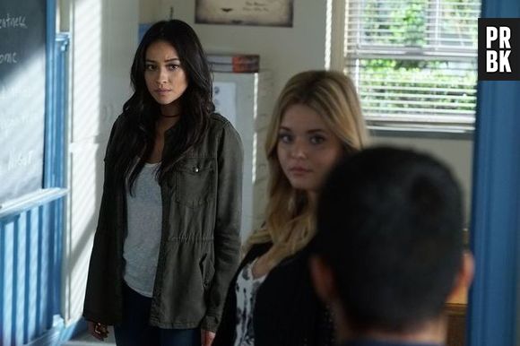 De "Pretty Little Liars": Spencer (Troian Bellisario) descobre quem matou a mãe de Alison (Sasha Pieterse)