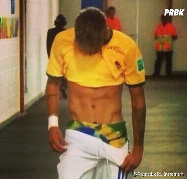 Neymar exibe sunga inspirada na Copa do Mundo no Brasil
