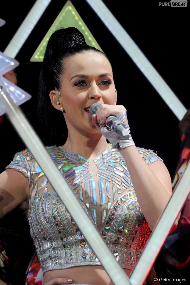 Katy Perry faz história ao se tornar artista que mais vendeu no mundo