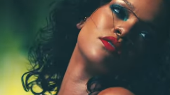 Rihanna sensualiza no clipe "Wild Thoughts", de DJ Khaled, e fãs enlouquecem no Twitter!