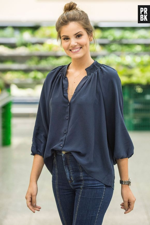 De "Pega Pega", a personagem Luiza aposta em camisas soltinhas e com a parte da frente presa na calça, dando um toque de estilo