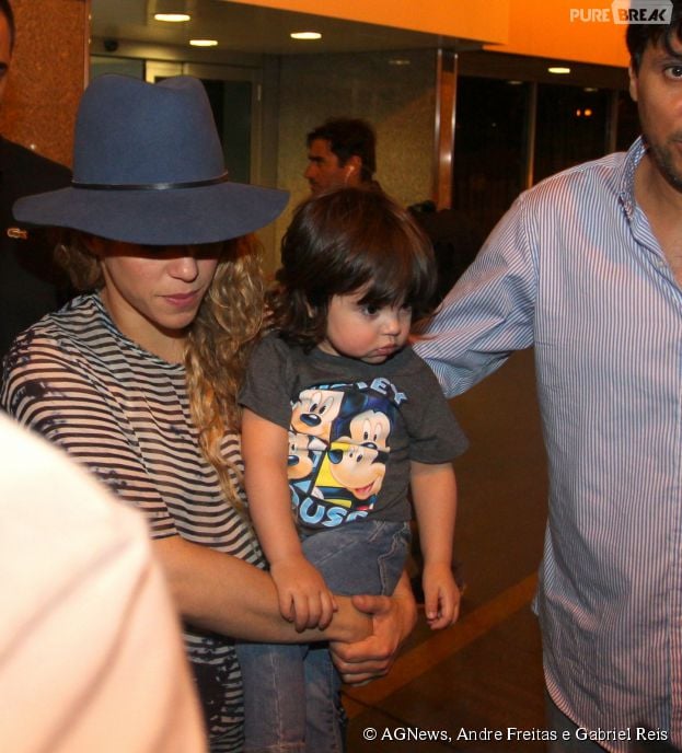 Shakira desembarca no Rio com o filho, Milan, no colo, na madrugada desta quinta-feira, 10 de julho de 2014