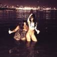 Rihanna e a amiga se divertem na praia da Urca, no Rio