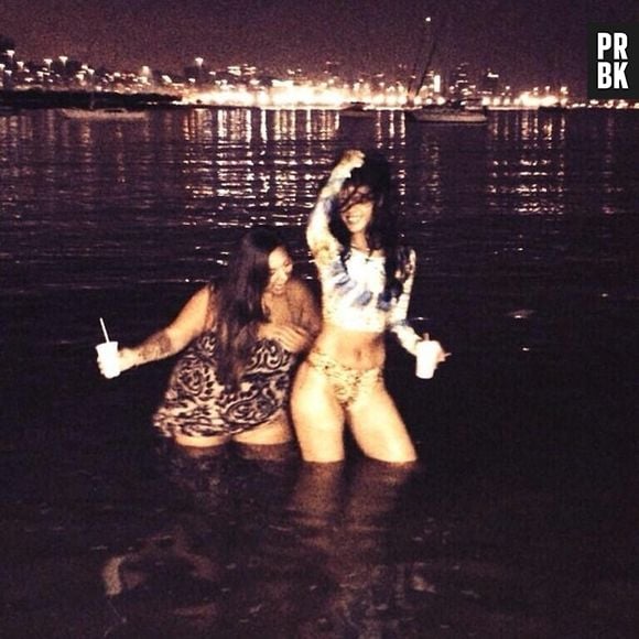 Rihanna e a amiga se divertem na praia da Urca, no Rio