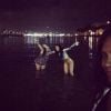 Apesar do tempo frio no Rio, Rihanna e amiga tomaram banho de mar, à noite