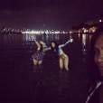  Apesar do tempo frio no Rio, Rihanna e amiga tomaram banho de mar, &agrave; noite 