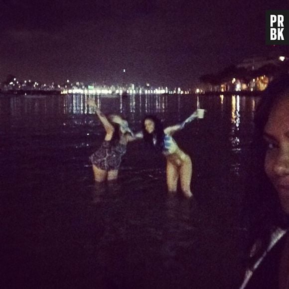 Apesar do tempo frio no Rio, Rihanna e amiga tomaram banho de mar, à noite