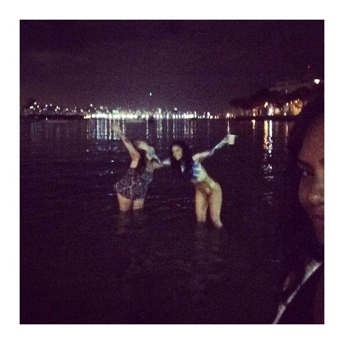  Apesar do tempo frio no Rio, Rihanna e amiga tomaram banho de mar, &amp;agrave; noite 