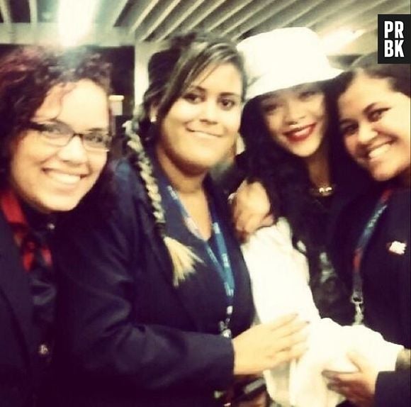 Depois da festa com os jogadores da Alemanha, Rihanna seguiu para o aeroporto, tirou fotos com os fãs e deixou o Brasil