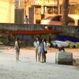  Com bebidas e cigarrinho nas m&atilde;os, Rihanna se divertiu com as amigas na praia da Urca 