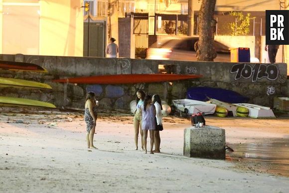 Com bebidas e cigarrinho nas mãos, Rihanna se divertiu com as amigas na praia da Urca