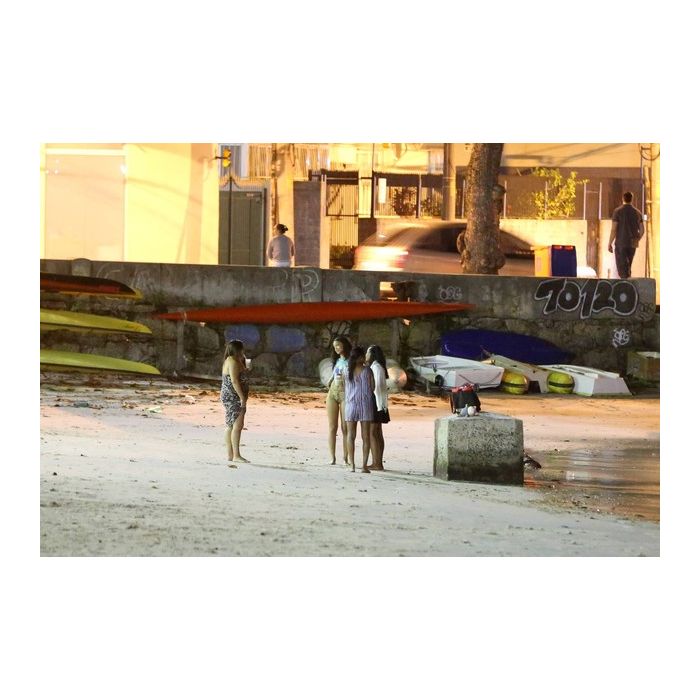  Com bebidas e cigarrinho nas m&amp;atilde;os, Rihanna se divertiu com as amigas na praia da Urca 
