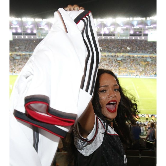  Durante o jogo entre Argentina e Alemanha, Rihanna torceu muito e mostrou seu apoio aos alem&amp;atilde;s 