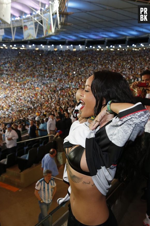 Rihanna vibrou tanto que chegou a levantar a camisa e mostrar o sutiã