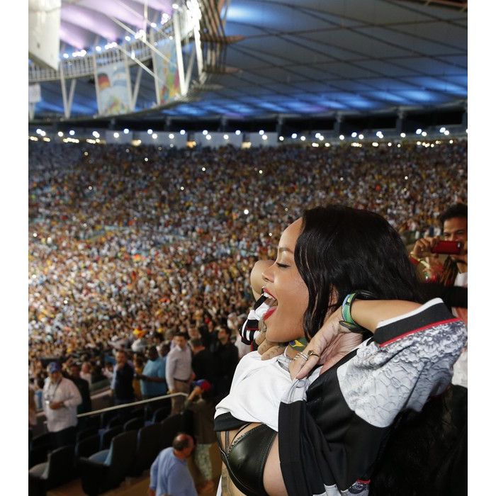  Rihanna vibrou tanto que chegou a levantar a camisa e mostrar o suti&amp;atilde; 