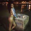 A cantora Rihanna sensualiza na praia da Urca, no Rio