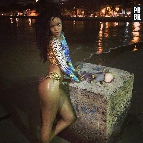 A cantora Rihanna sensualiza na praia da Urca, no Rio