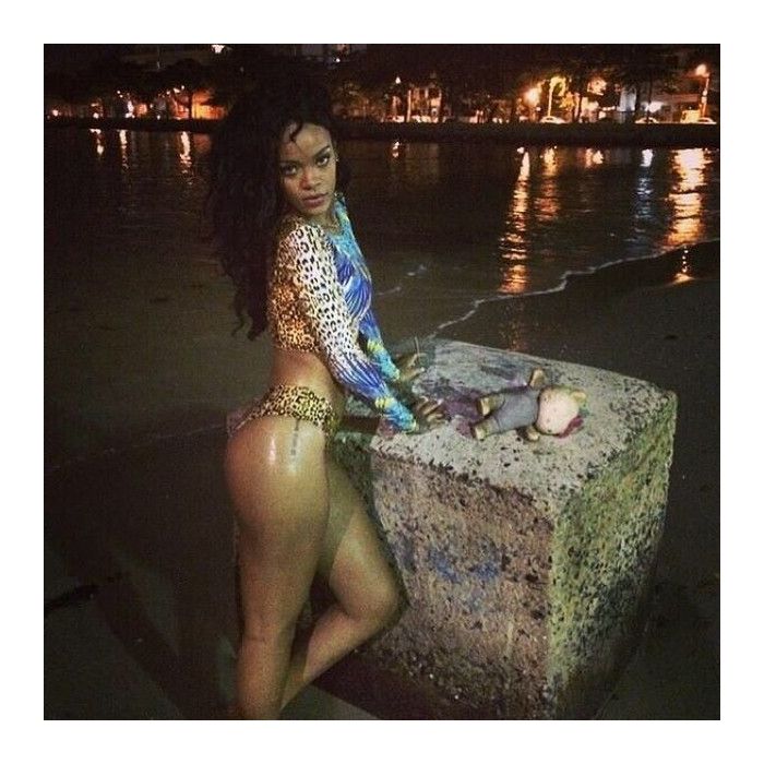 A cantora Rihanna sensualiza na praia da Urca, no Rio