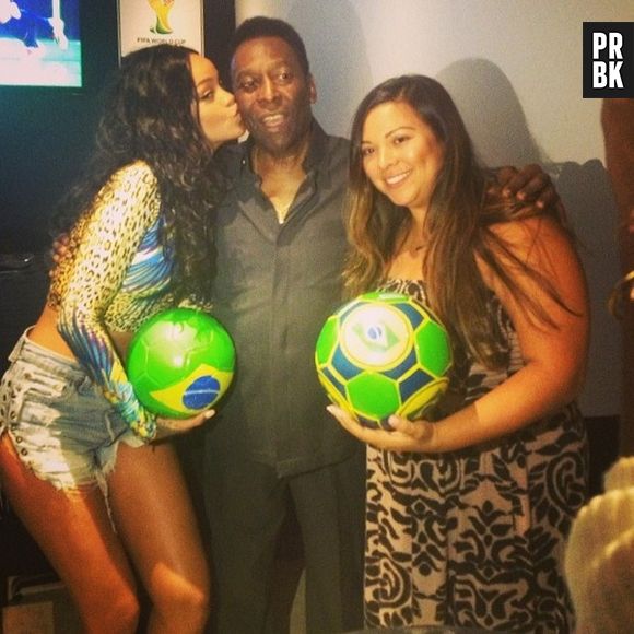 Antes de deixar o hotel Pestana e ir para a praia da Urca, Rihanna tietou Pelé, na tarde de sábado (12)