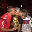  Ap&oacute;s a vit&oacute;ria da Alemanha sobre a Argentina, Rihanna festejou com os jogadores a vit&oacute;ria na Copa do Mundo 