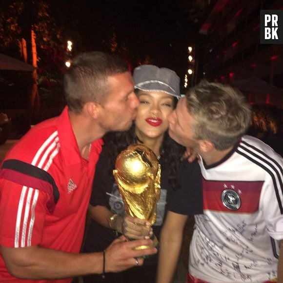 Após a vitória da Alemanha sobre a Argentina, Rihanna festejou com os jogadores a vitória na Copa do Mundo