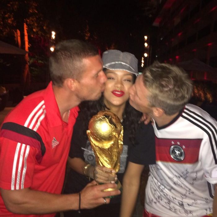  Ap&amp;oacute;s a vit&amp;oacute;ria da Alemanha sobre a Argentina, Rihanna festejou com os jogadores a vit&amp;oacute;ria na Copa do Mundo 