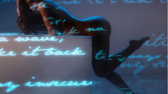 Anitta surge nua e sensualiza no clipe de "Will I See You"! Confira