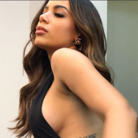 Anitta curte balada nos Estados Unidos com amigos e sensualiza dançando funk!