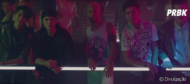 Os meninos do CNCO dão um banho de sedução no novo clipe "Raggaetón Lento", em parceria com o Little Mix
