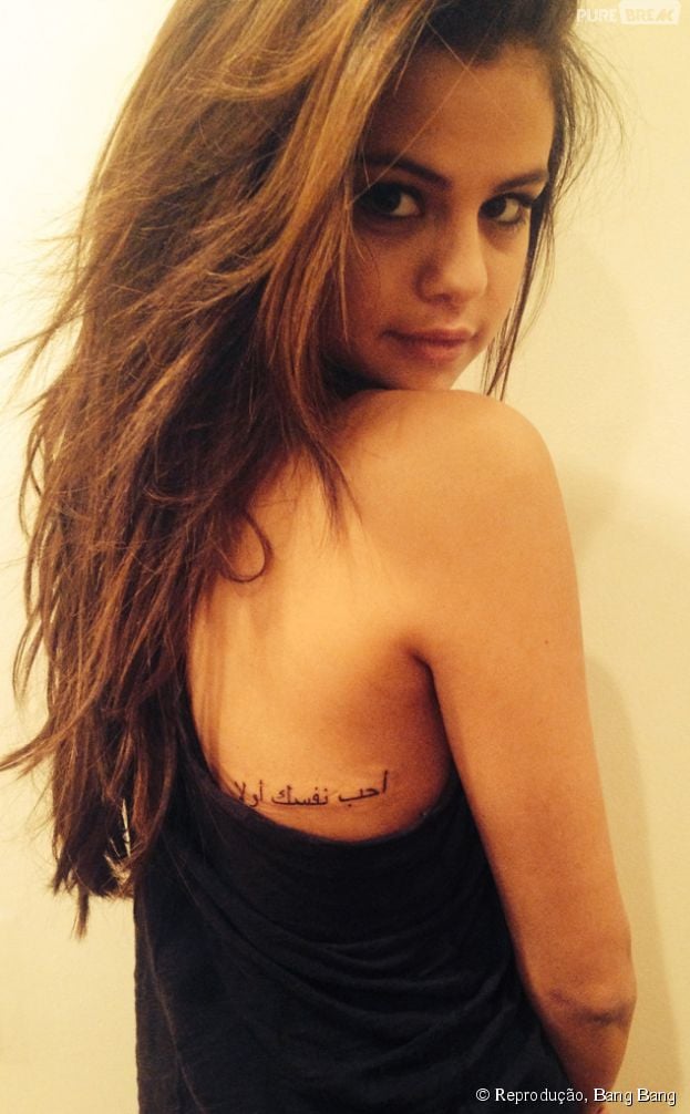 Selena Gomez faz tatuagem em &aacute;rabe: "Ame a si mesmo"