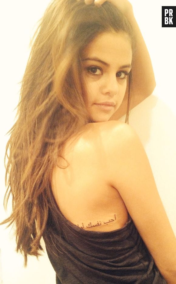 Selena Gomez fez a Tatto com o Bang Bang Mccurdy, tatuador de celebridades