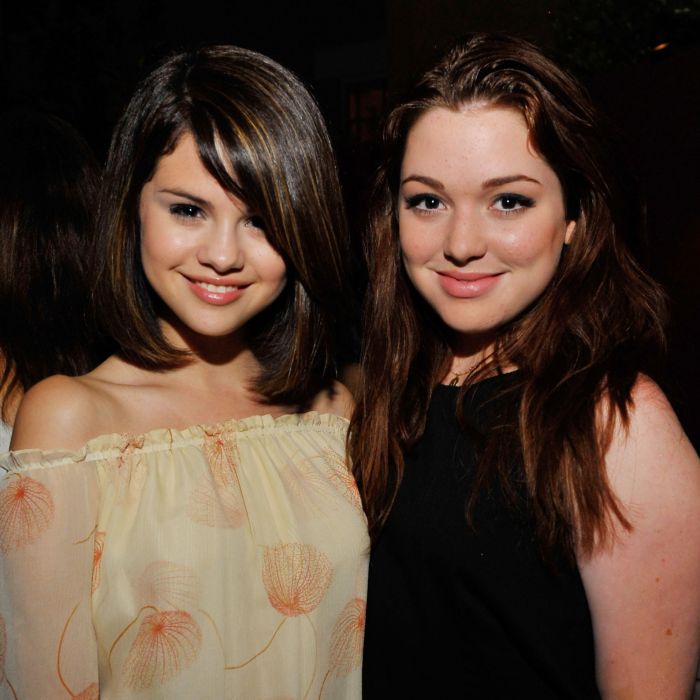 Em entrevista, Jennifer Stone fala sobre amizade com Selena Gomez antes e depois de &quot;Os Feiticeiros de Waverly Place&quot;