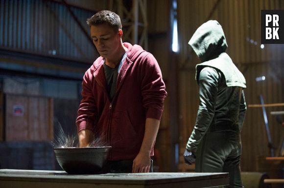 Oliver (Stephen Amell) já estava contando com a ajuda de Roy (Colton Haynes) em "Arrow"