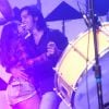 Ao som da banda Falamansa, Rodrigo Simas e Anitta dançaram agarradinhos 