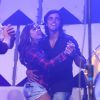 Com o sorriso no rosto, Rodrigo Simas e Anitta curtiram muito a noite ao som da banda de forró Falamansa