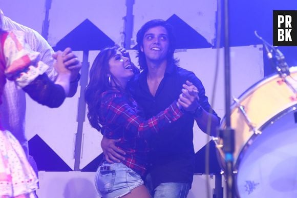 Com o sorriso no rosto, Rodrigo Simas e Anitta curtiram muito a noite ao som da banda de forró Falamansa