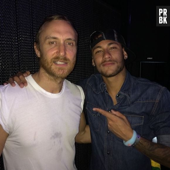 Depois que Bruna Marquezine voltou ao Brasil, Neymar curtiu o show de David Guetta