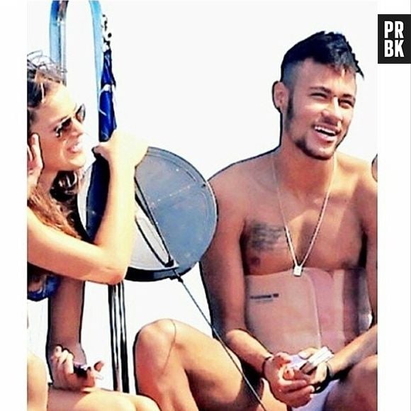 Quem também estava lá era Bruna Marquezine, que cuidou direitinho de Neymar