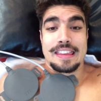 Caio Castro publica vídeo engraçado durante sessão de fisioterapia