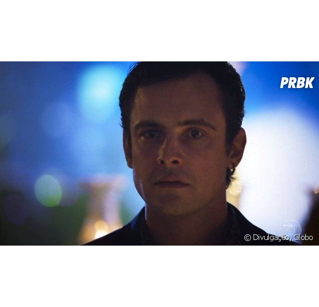 Em "O Outro Lado do Paraíso", Gael (Sergio Guizé) se irrita ao ver Clara (Bianca Bin) e Renato (Rafael Cardoso) juntos