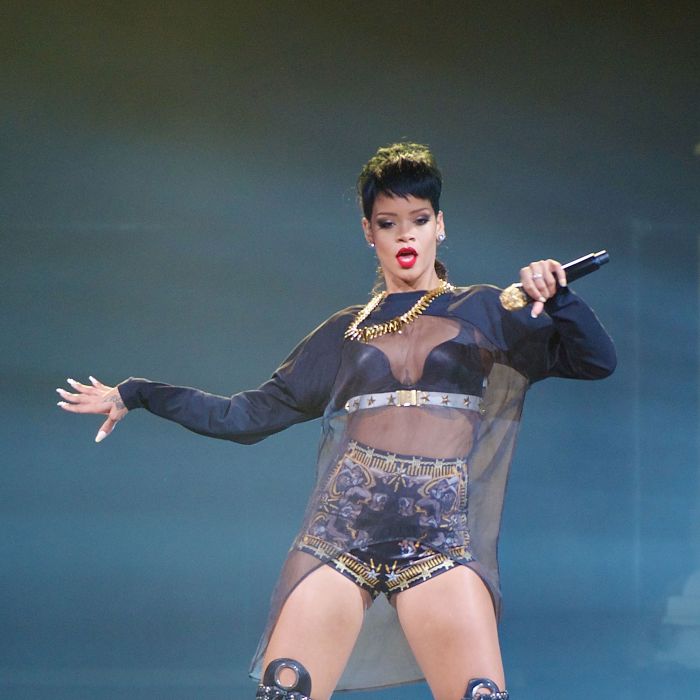 Rihanna agradeceu o público em sua conta no Twitter: &quot;Tel Aviv, OBRIGADA por fazer esta noite tão memorável para mim!&quot;