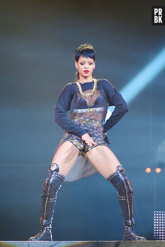 Rihanna está em turnê pelo mundo com o show "Diamonds World Tour"