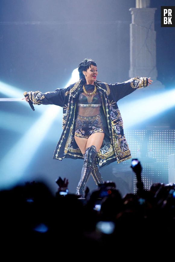 Rihanna causou em todos os lugares que passou, desde a Tailândia quando posou com um primata protegido por lei, até nos Emirados Árabes, onde foi expulsa de uma mesquita