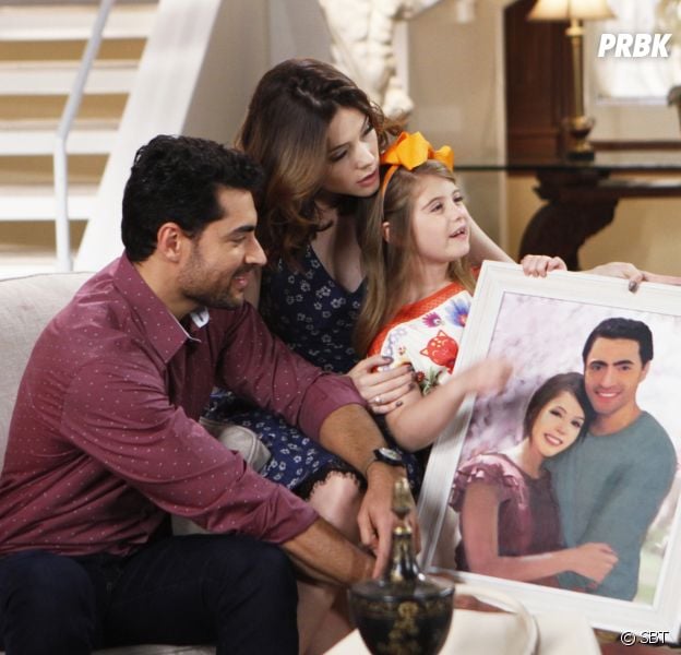Em "Carinha de Anjo", Cecília (Bia Arantes) e Gustavo (Carlo Porto) planejam casamento com ajuda de Dulce Maria (Lorena Queiroz)