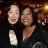 A criadora de "Grey's Anatomy", Shonda Rhimes, posa com Sandra Oh (Cristina Yang)